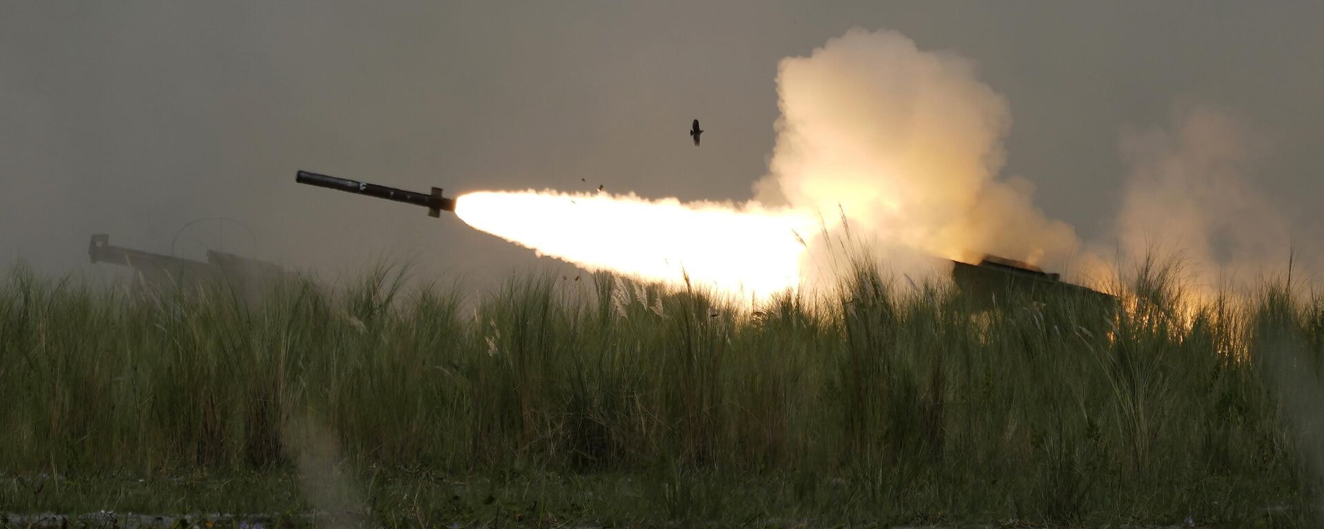 M142 High Mobility Artillery Rocket System (Himars) dispara um míssil durante exercícios de combate anuais entre o Corpo de Fuzileiros Navais das Filipinas e o Corpo de Fuzileiros Navais dos EUA em Capas, província de Tarlac, norte das Filipinas, em 13 de outubro de 2022. A Austrália anunciou na quinta-feira, 5 de janeiro de 2023, que vai aumentar sua capacidade de defesa gastando mais de 1 bilhão de dólares australianos (R$ 3,5 bilhões) em novos sistemas avançados de mísseis e foguetes, inclusive HIMARS fabricados nos EUA, que foram usados com sucesso pelas Forças Armadas da Ucrânia.

 - Sputnik Brasil, 1920, 22.02.2023