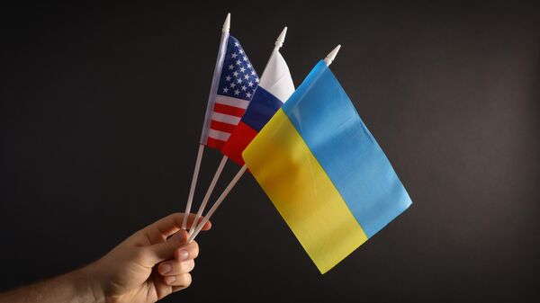 Bandeiras dos EUA, da Rússia e da Ucrânia (imagem referencial) - Sputnik Brasil