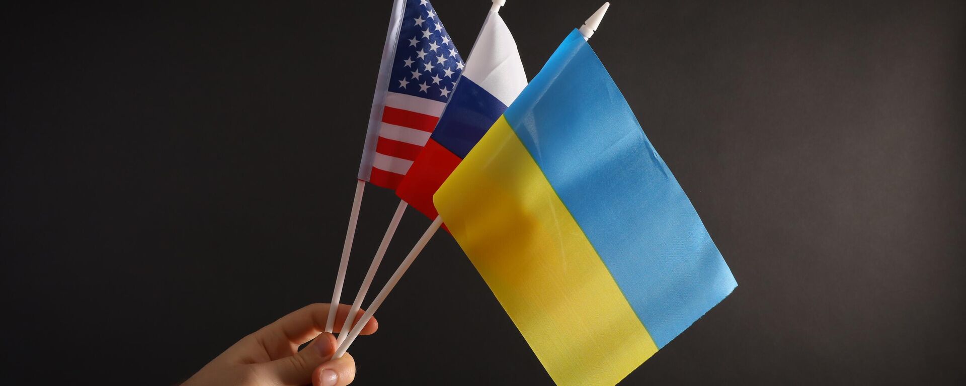Bandeiras dos EUA, da Rússia e da Ucrânia (imagem referencial) - Sputnik Brasil, 1920, 22.02.2023