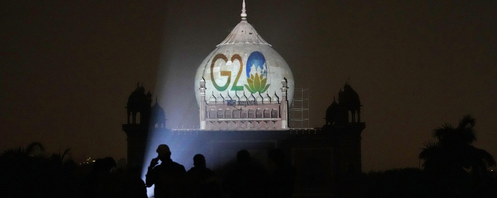 Logotipo do G20 projetado na tumba de Safdarjung, em Nova Deli, para marcar a presidência do G20 na Índia, em 1º de dezembro de 2022 - Sputnik Brasil, 1920, 22.02.2023