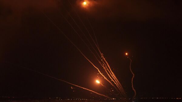Foguetes vistos no céu disparados por militantes palestinos em direção a Israel, sobre a cidade de Gaza. Israel, 5 de agosto de 2022 - Sputnik Brasil
