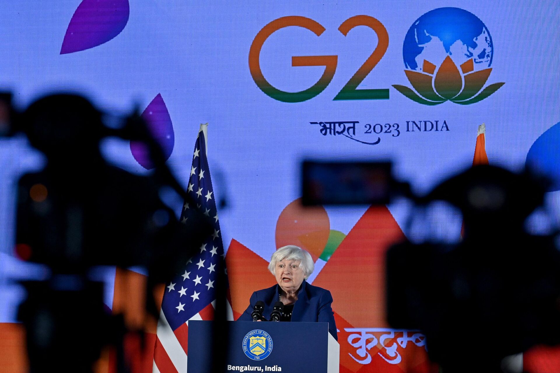 A secretária do Tesouro dos Estados Unidos, Janet Yellen, fala à mídia durante uma entrevista coletiva no segundo dia da segunda reunião dos ministros de Economia e chefes de Bancos Centrais do G20 sob a presidência do G20 da Índia em Bengaluru, Índia, 23 de fevereiro de 2023 - Sputnik Brasil, 1920, 02.03.2023
