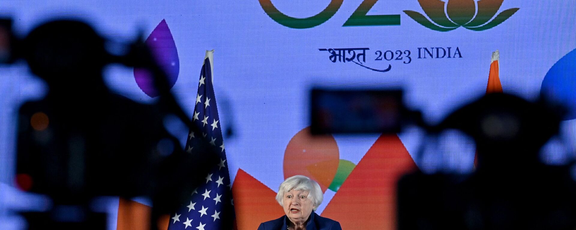 A secretária do Tesouro dos Estados Unidos, Janet Yellen, fala à mídia durante uma entrevista coletiva no segundo dia da segunda reunião dos ministros de Economia e chefes de Bancos Centrais do G20 sob a presidência do G20 da Índia em Bengaluru, Índia, 23 de fevereiro de 2023 - Sputnik Brasil, 1920, 23.02.2023