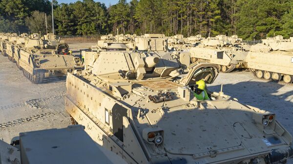 Estivador trabalha em veículo de combate Bradley em centro de transporte logístico das Forças Armadas dos EUA em North Charleston, na Carolina do Sul. EUA, 25 de janeiro de 2023 - Sputnik Brasil