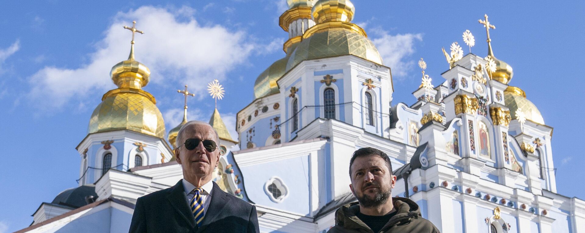 O presidente Joe Biden caminha com o presidente ucraniano, Vladimir Zelensky, na Catedral de Cúpula Dourada de São Miguel em uma visita surpresa, 20 de fevereiro de 2023 em Kiev - Sputnik Brasil, 1920, 23.02.2023