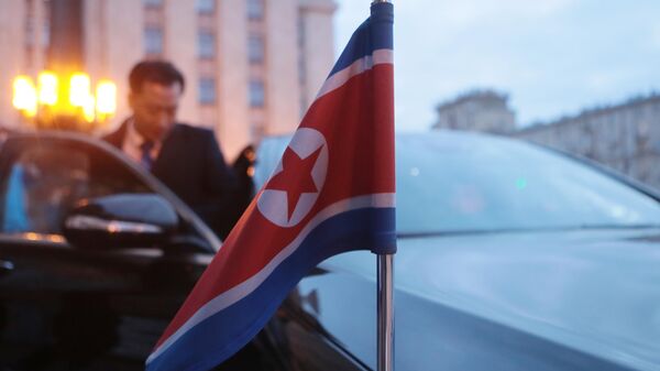 Bandeira da Coreia do Norte em carro oficial na sede do Ministério das Relações Exteriores da Rússia - Sputnik Brasil