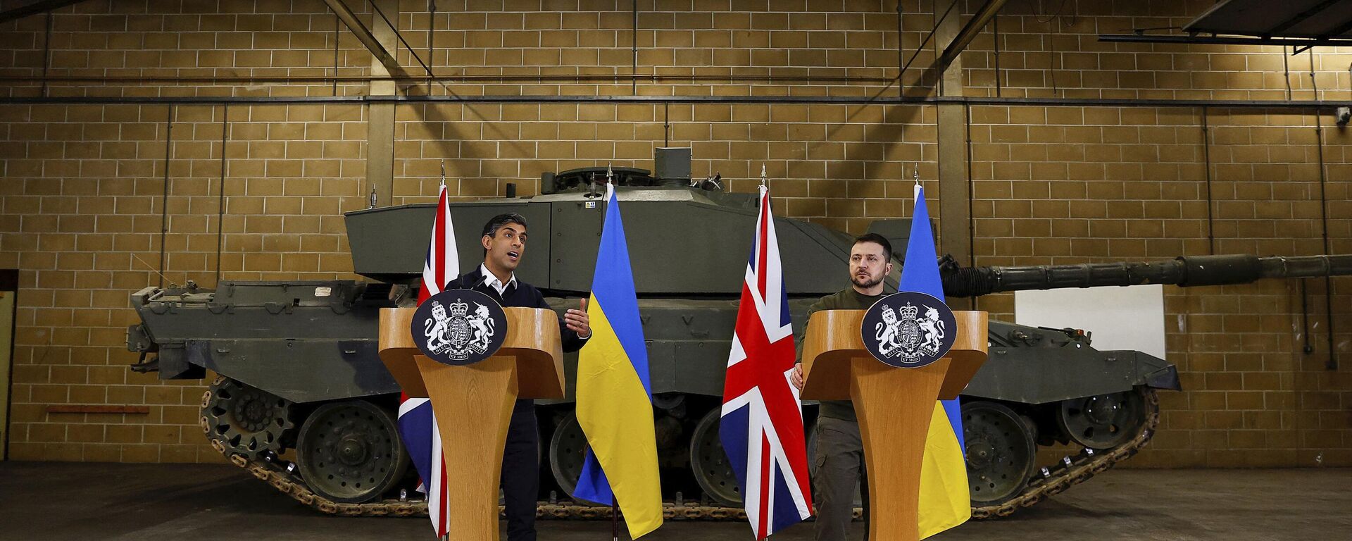 O primeiro-ministro britânico Rishi Sunak e o presidente ucraniano Vladimir Zelensky realizam uma coletiva de imprensa em uma instalação militar em Lulworth, Dorset, Inglaterra, quarta-feira, 8 de fevereiro de 2023. - Sputnik Brasil, 1920, 24.02.2023