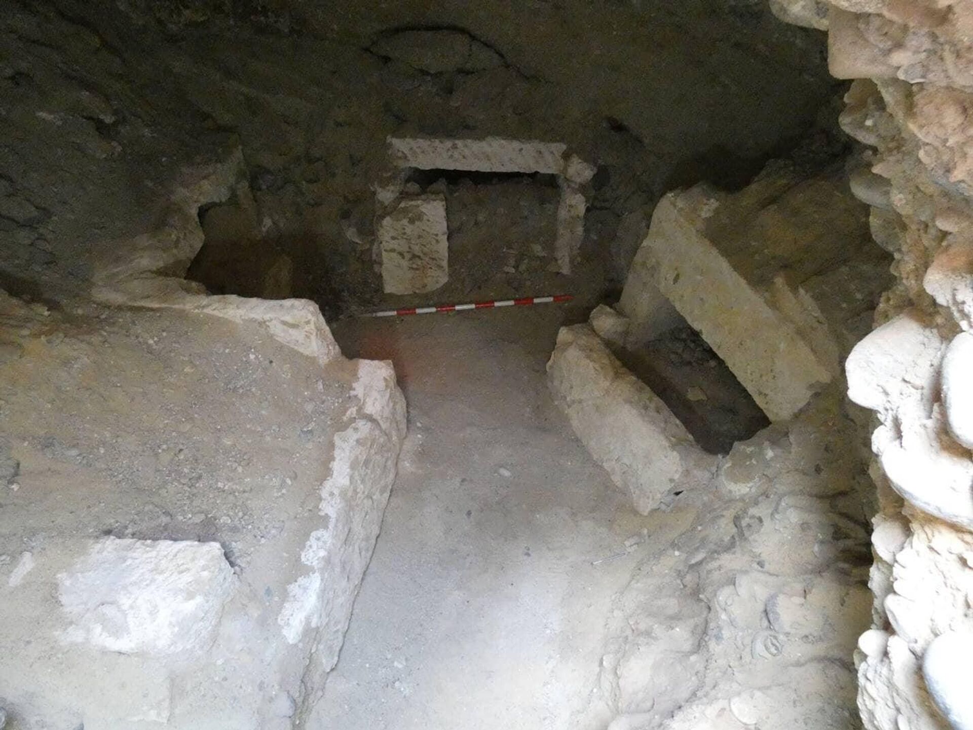 Arqueólogos egípcios e espanhóis encontraram no sítio arqueológico de Al-Bahnasa, na província de Minya, 22 tumbas das épocas persa, romana e copta - Sputnik Brasil, 1920, 25.02.2023