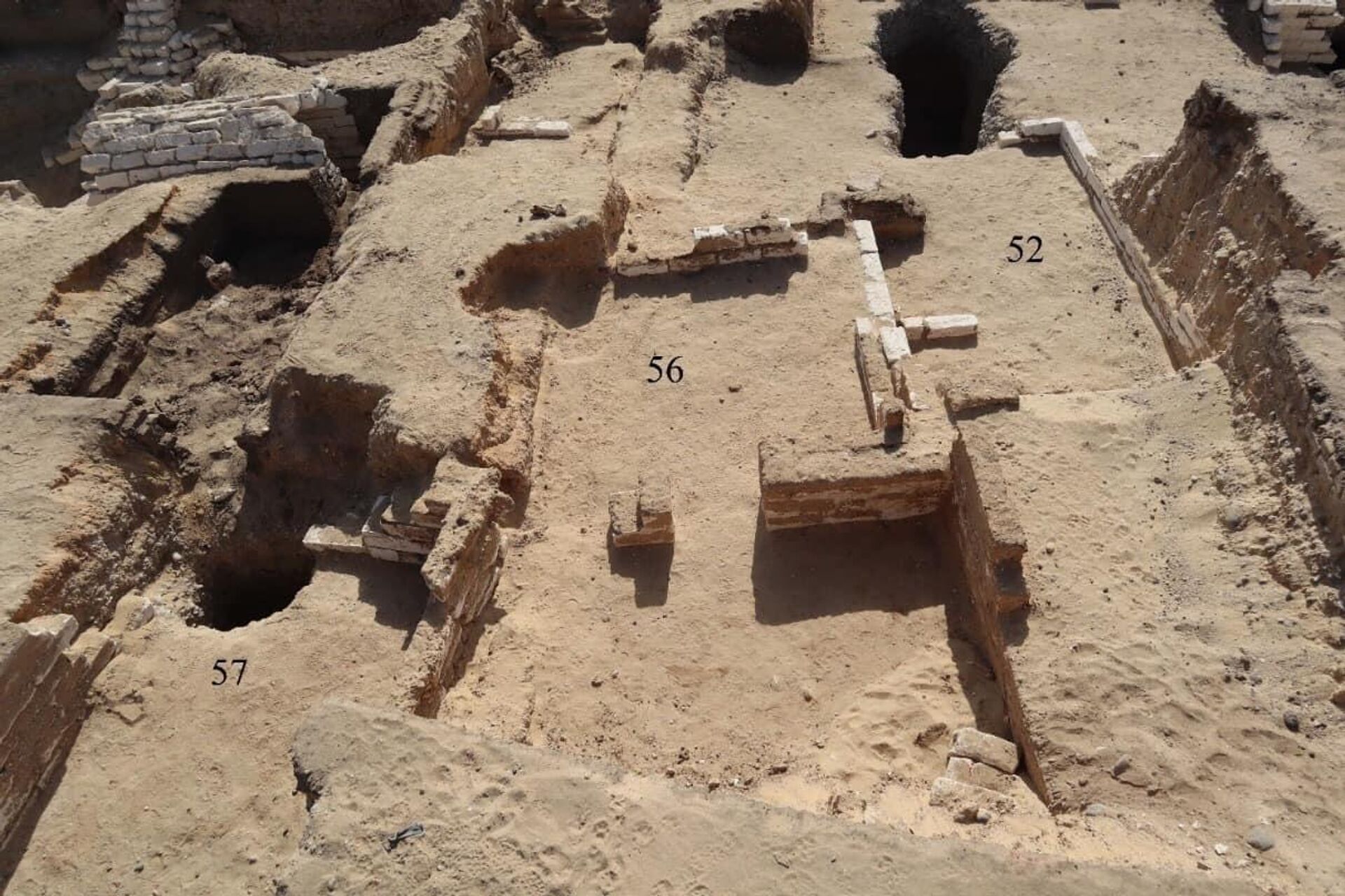 Arqueólogos egípcios e espanhóis encontraram no sítio arqueológico de Al-Bahnasa, na província de Minya, 22 tumbas das épocas persa, romana e copta - Sputnik Brasil, 1920, 25.02.2023
