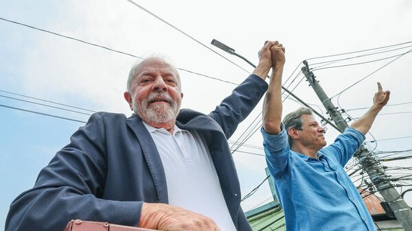 Luiz Inácio Lula da Silva (PT, à esquerda), então candidato à Presidência da República, participa de atividade de campanha ao lado de Fernando Haddad (PT), então candidato ao governo de São Paulo. São Paulo, 17 de outubro de 2022 - Sputnik Brasil