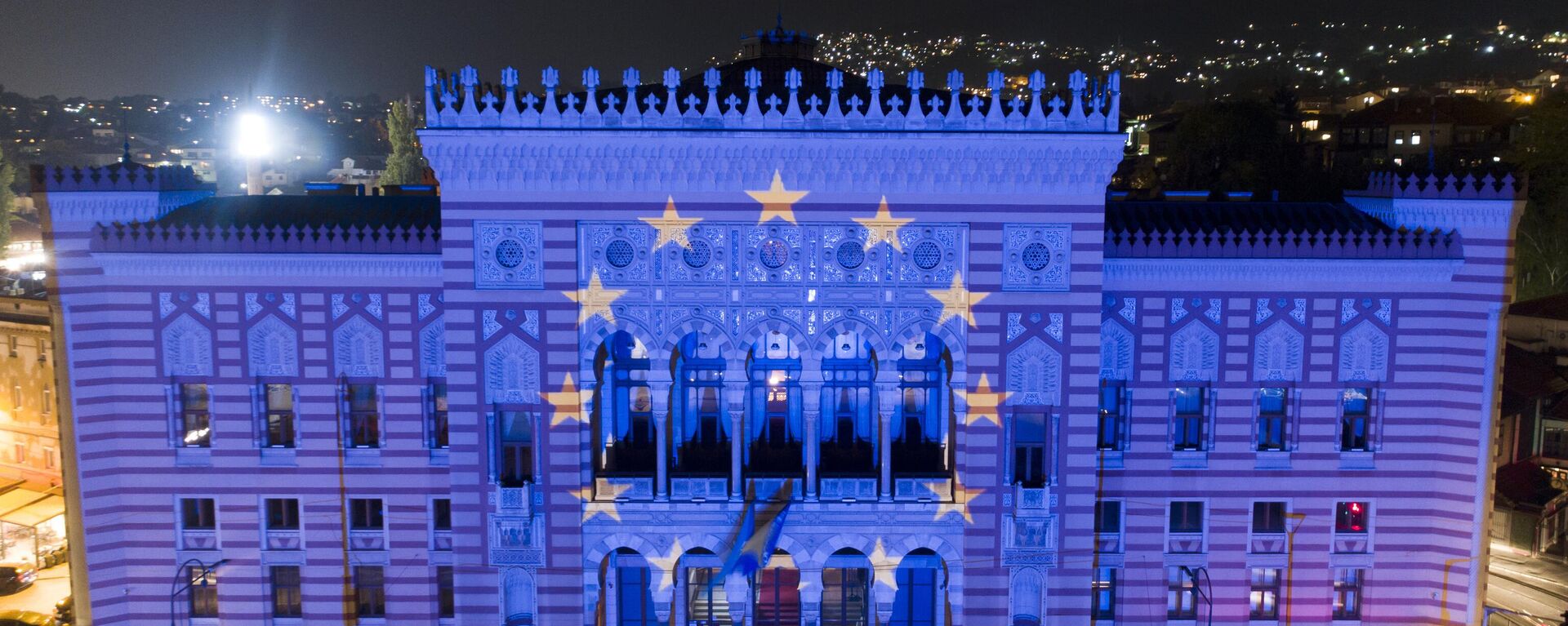 Bandeira da União Europeia projetada no prédio da Biblioteca Nacional em Sarajevo, Bósnia e Herzegovina, 12 de outubro de 2022 - Sputnik Brasil, 1920, 25.02.2023