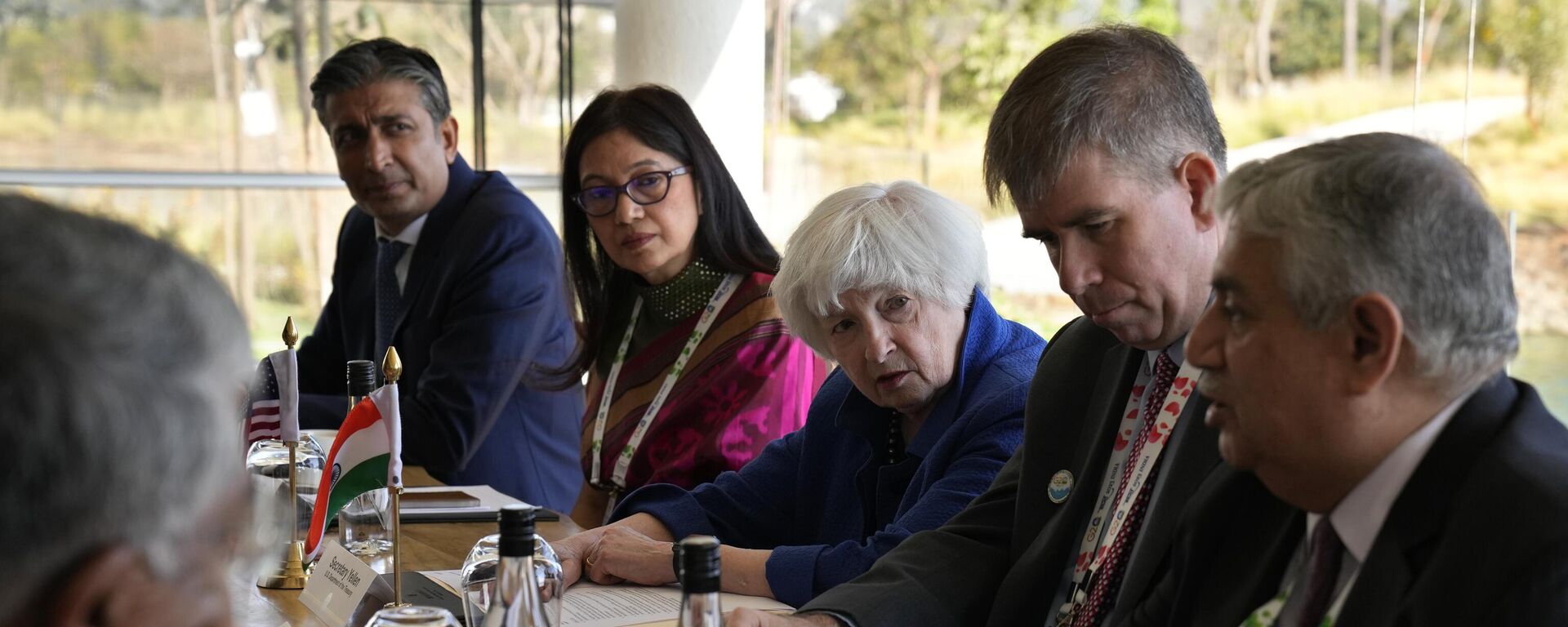 A secretária do Tesouro dos EUA, Janet Yellen, terceira à direita, ouve Sandip Patel, da IBM, à direita, durante uma reunião com líderes empresariais de tecnologia da Índia e dos EUA à margem do conclave financeiro do G-20 nos arredores de Bengaluru, Índia, 25 de fevereiro 2023 - Sputnik Brasil, 1920, 25.02.2023