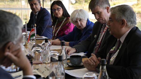 A secretária do Tesouro dos EUA, Janet Yellen, terceira à direita, ouve Sandip Patel, da IBM, à direita, durante uma reunião com líderes empresariais de tecnologia da Índia e dos EUA à margem do conclave financeiro do G-20 nos arredores de Bengaluru, Índia, 25 de fevereiro 2023 - Sputnik Brasil