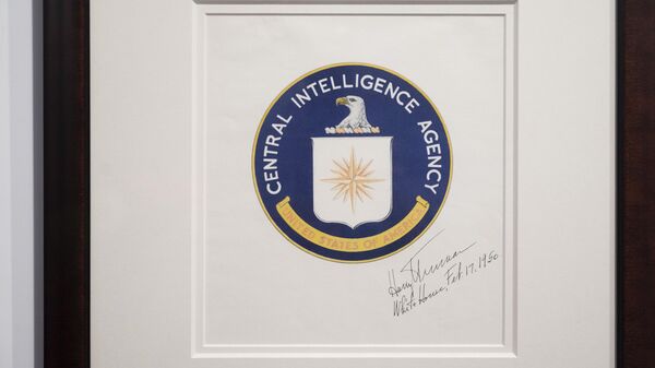 Uma das primeiras versões do logotipo da Agência Central de Inteligência (CIA, na sigla em inglês) dos EUA no museu da entidade em Langley, Virgínia, EUA, 24 de setembro de 2022 - Sputnik Brasil