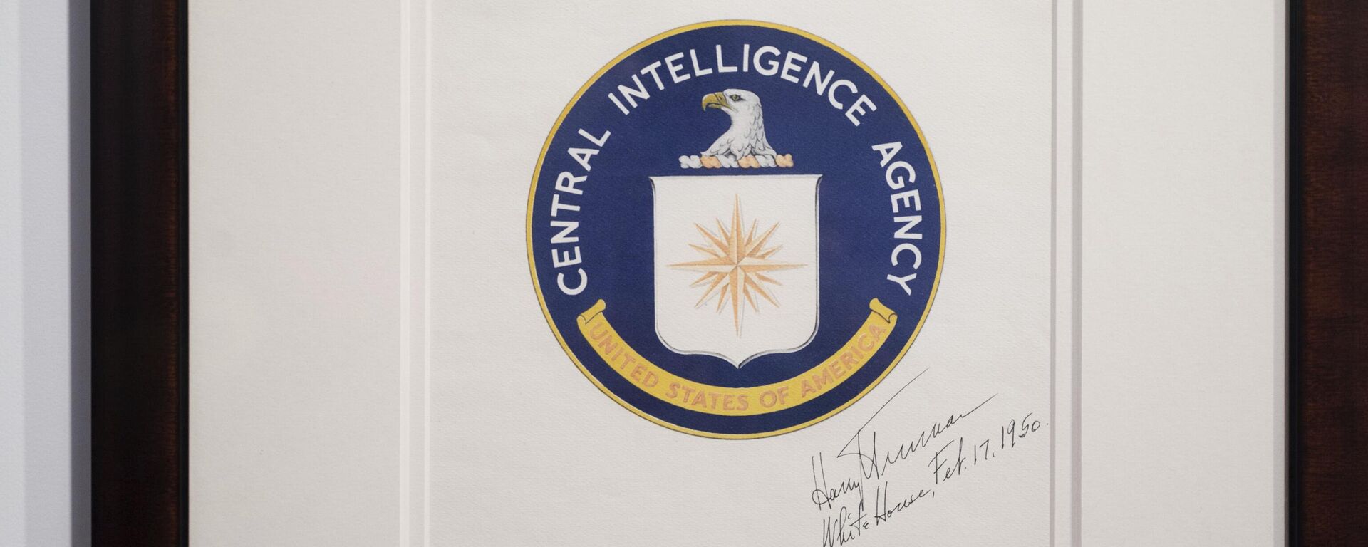 Uma das primeiras versões do logotipo da Agência Central de Inteligência (CIA, na sigla em inglês) dos EUA no museu da entidade em Langley, Virgínia, EUA, 24 de setembro de 2022 - Sputnik Brasil, 1920, 10.05.2023