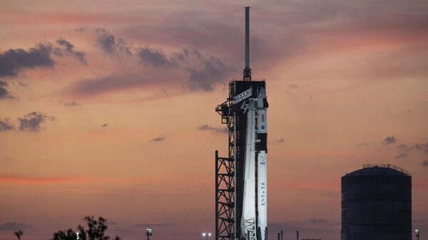 Um foguete da SpaceX Falcon 9 com a nave espacial Dragon, no topo é visto ao pôr do sol na plataforma de lançamento no Complexo de Lançamento 39A enquanto prosseguem os preparativos para a missão Tripulação-6, no sábado, 25 de fevereiro de 2023, no Centro Espacial Kennedy da NASA, na Flórida. - Sputnik Brasil