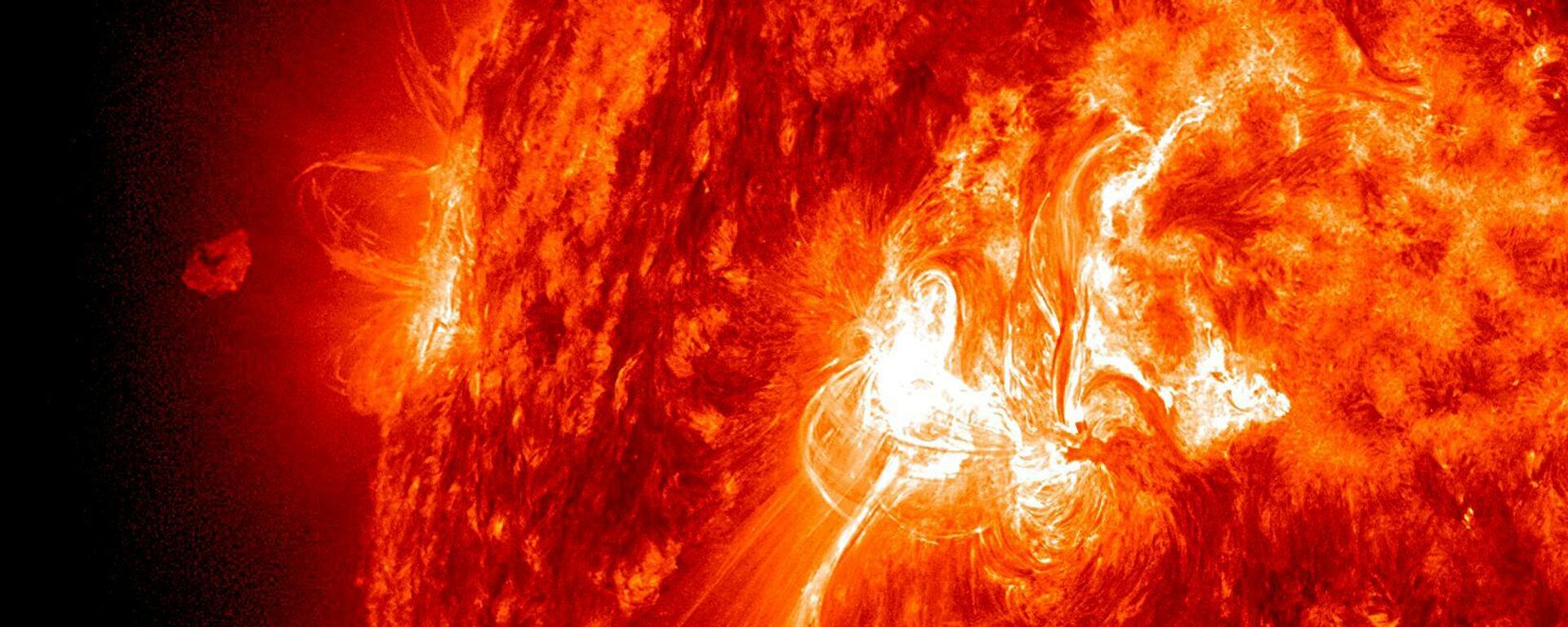O sol emitiu uma explosão de classe M (nível moderado) no dia 25 de setembro de 2011 que enviou uma nuvem de plasma acima do Sol, mas boa parte dela pareceu cair de volta para a fonte de lançou - Sputnik Brasil, 1920, 10.06.2023