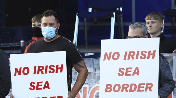 Legalistas que se opõem ao protesto do Protocolo da Irlanda do Norte no centro da cidade de Newtownards, Irlanda do Norte, 18 de junho de 2021 - Sputnik Brasil