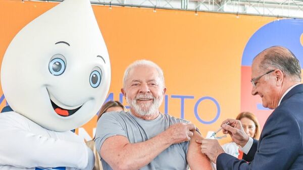 O presidente Luiz Inácio Lula da Silva (PT) é vacinado com a dose de reforço pelo vice-presidente Geraldo Alckmin (PSB). Brasília (DF), 27 de fevereiro de 2023 - Sputnik Brasil