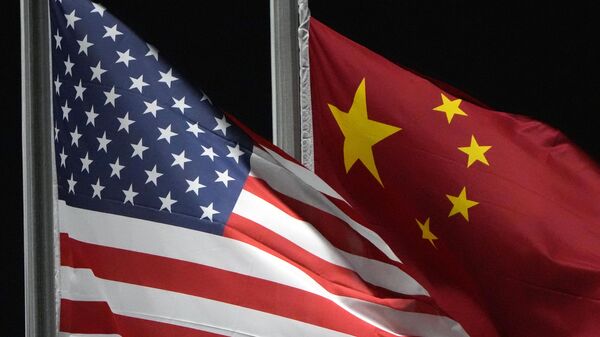 As bandeiras norte-americana e chinesa tremulam no Genting Snow Park, em Zhangjiakou, China, antes dos Jogos Olímpicos de Inverno de 2022, 2 de fevereiro de 2022  - Sputnik Brasil