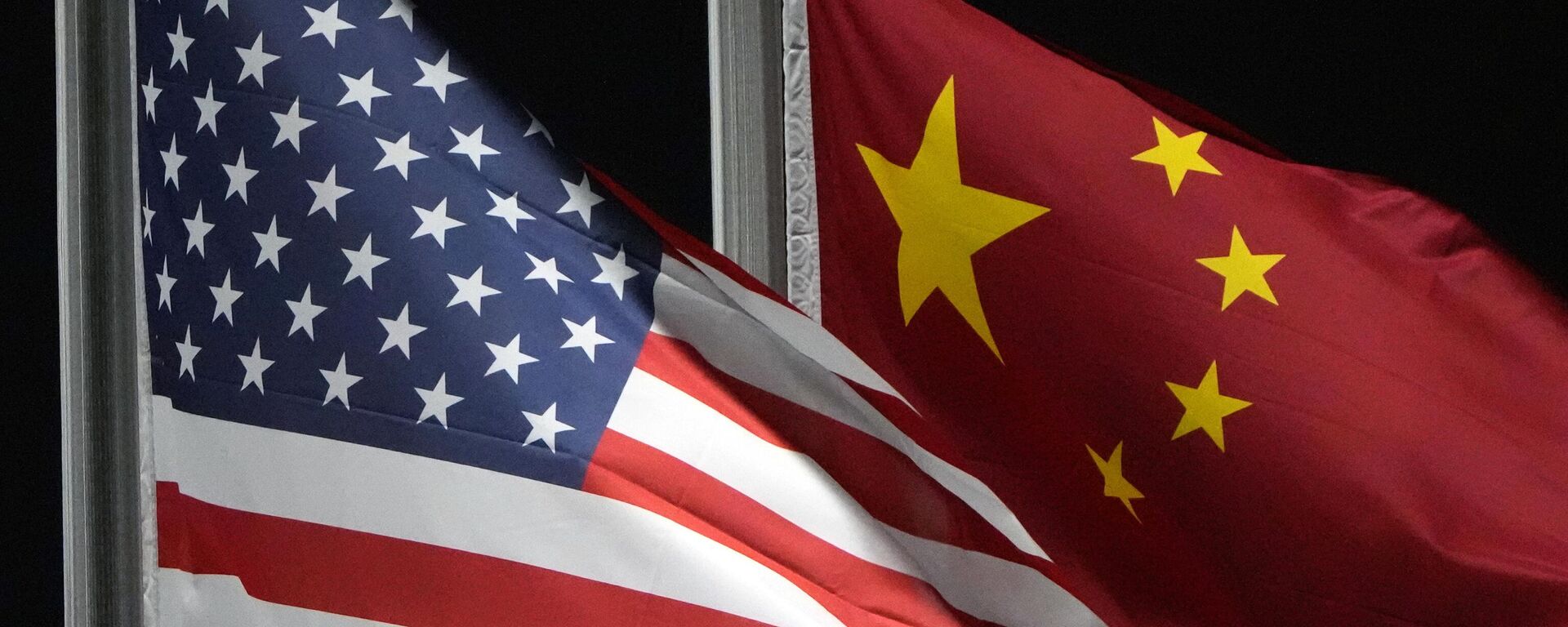 As bandeiras norte-americana e chinesa tremulam no Genting Snow Park, em Zhangjiakou, China, antes dos Jogos Olímpicos de Inverno de 2022, 2 de fevereiro de 2022  - Sputnik Brasil, 1920, 28.02.2023