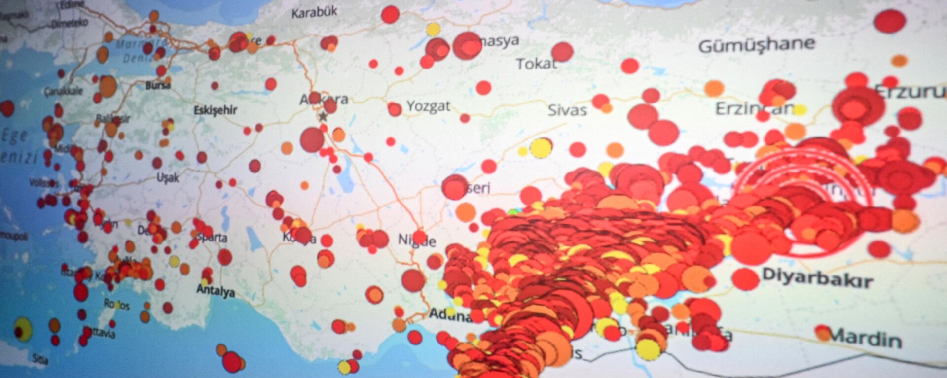 Mapa que mostra áreas da Turquia afetadas pelos mais recentes terremotos, exibido no Centro Regional de Monitoramento de Terremoto-Tsunami do Observatório Kandilli, Istambul, Turquia, 23 de fevereiro de 2023 - Sputnik Brasil, 1920, 27.02.2023