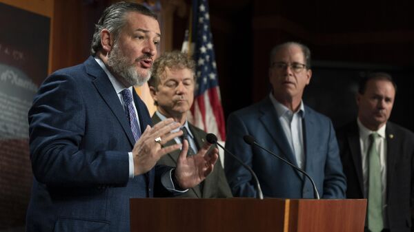 O senador Ted Cruz, R-Texas, da esquerda, com os senadores Rand Paul, R-Ky., Mike Braun, R-Ind., e Mike Lee, R-Utah, fala sobre o teto da dívida durante uma entrevista coletiva no Capitólio em Washington, 25 de janeiro de 2023 - Sputnik Brasil