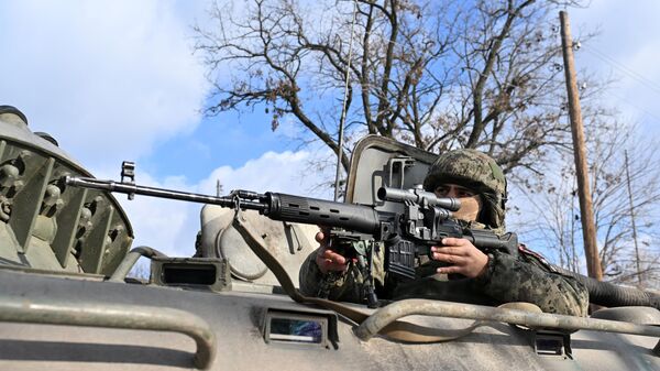 Militar russo durante ação em um dos povoados de Lugansk - Sputnik Brasil
