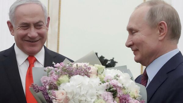 O presidente russo, Vladimir Putin, à direita, se prepara para cumprimentar a esposa do primeiro-ministro israelense Benjamin Netanyahu, Sara, antes das negociações com o primeiro-ministro israelense Benjamin Netanyahu no Kremlin em Moscou, Rússia, 30 de janeiro de 2020 - Sputnik Brasil