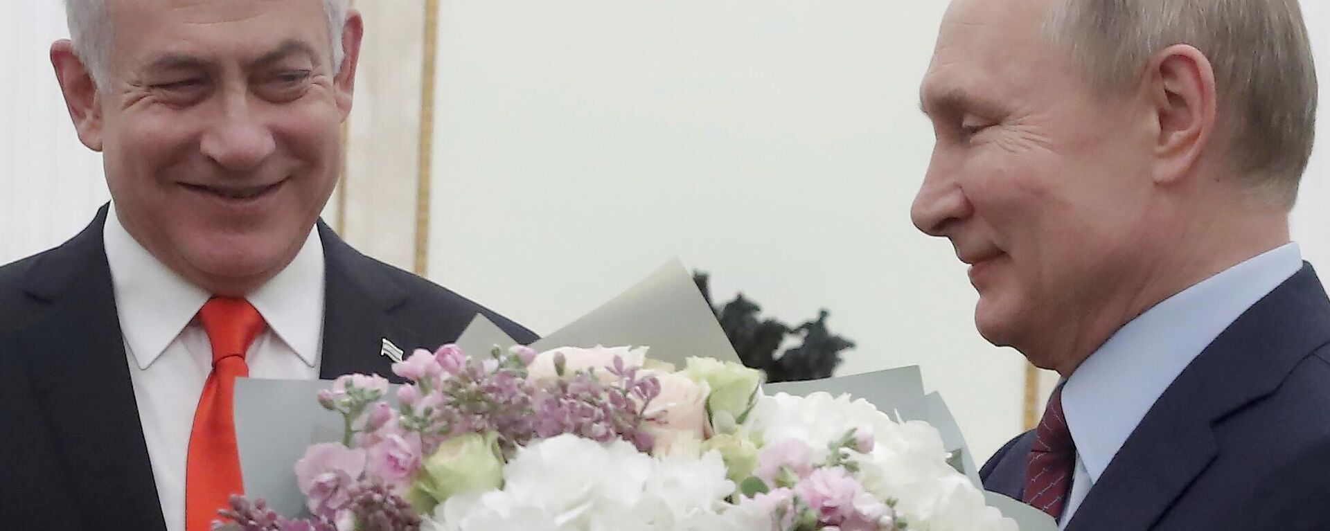 O presidente russo, Vladimir Putin, à direita, se prepara para cumprimentar a esposa do primeiro-ministro israelense Benjamin Netanyahu, Sara, antes das negociações com o primeiro-ministro israelense Benjamin Netanyahu no Kremlin em Moscou, Rússia, 30 de janeiro de 2020 - Sputnik Brasil, 1920, 01.03.2023