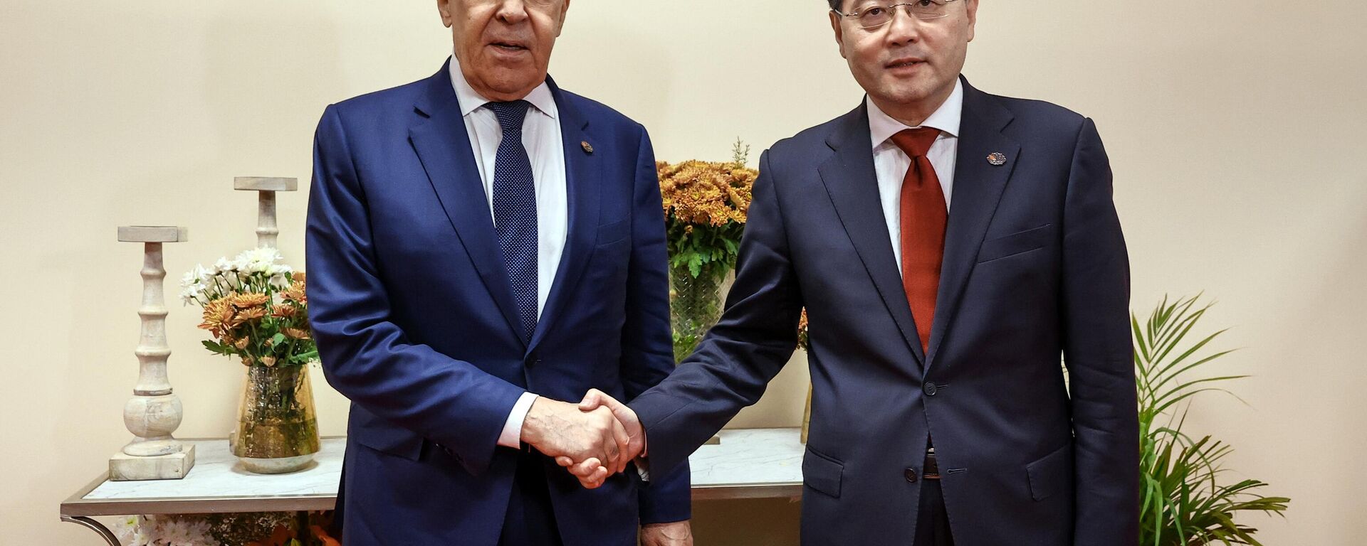 Sergei Lavrov, ministro das Relações Exteriores da Rússia (à esquerda) e Qin Gang, seu homólogo chinês, na primeira reunião privada nas margens da cúpula dos chefes da diplomacia do G20  - Sputnik Brasil, 1920, 02.03.2023