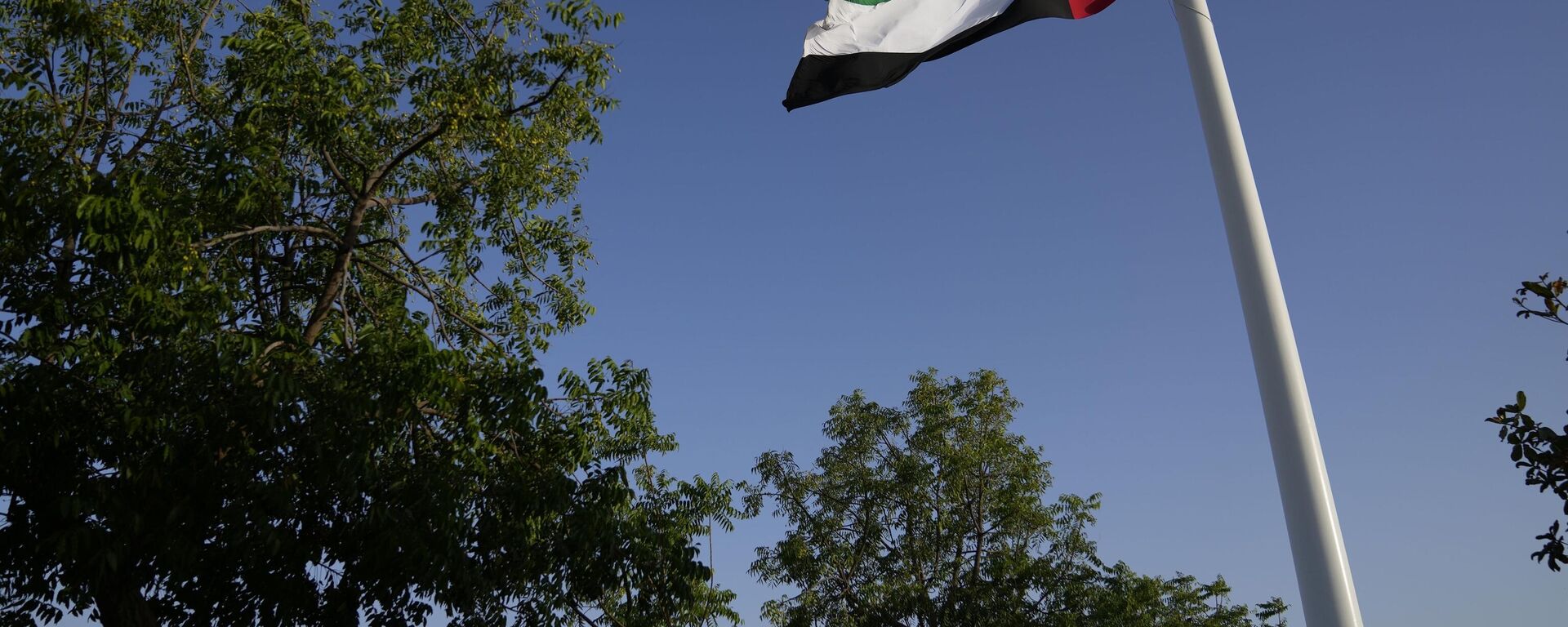 A bandeira nacional dos Emirados Árabes Unidos tremula a meio mastro no Museu Casa da União Etihad após o anúncio da morte do presidente dos Emirados, em Dubai, Emirados Árabes Unidos, 13 de maio de 2022 - Sputnik Brasil, 1920, 02.03.2023