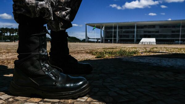Militares e o Palácio do Planalto. Na imagem  coturnos com o Palácio do Planalto ao fundo - Sputnik Brasil