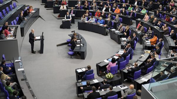 O chanceler alemão, Olaf Scholz, faz seu discurso no parlamento alemão Bundestag marcando o primeiro aniversário da invasão em grande escala da Ucrânia pela Rússia e sua proclamação de um 'ponto de virada' para a política de segurança alemã, em Berlim, Alemanha, 2 de março de 2023 - Sputnik Brasil