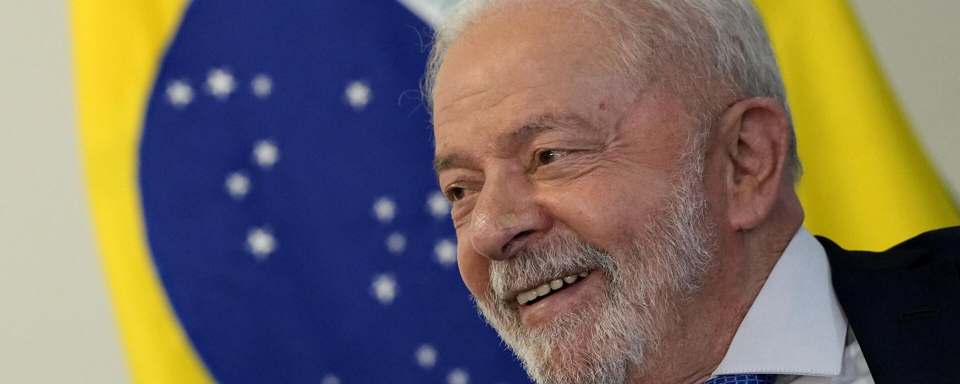 O presidente do Brasil, Luiz Inácio Lula da Silva, sorri durante uma reunião com membros do Congresso no Palácio do Planalto, o gabinete do presidente, em Brasília, Brasil, 11 de janeiro de 2023 - Sputnik Brasil, 1920, 13.03.2023
