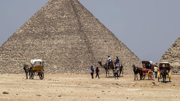 As autoridades de antiguidades egípcias afirmam ter encontrado um corredor interno oculto acima da entrada principal da Grande Pirâmide de Gizé - Sputnik Brasil