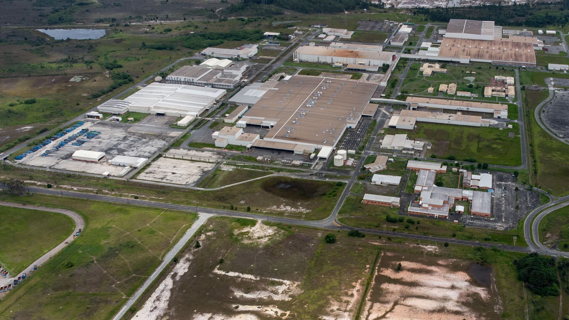 Fábrica da Ford em Camaçari, na Bahia, em 2022, após um ano do encerramento das atividades da montadora. Dados do Cadastro Geral de Empregados e Desempregados mostram fechamento de 4.600 vagas na indústria automobilística da cidade após o encerramento da unidade - Sputnik Brasil, 1920, 03.03.2023