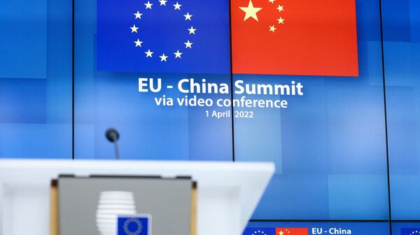 Esta foto tirada em 1º de abril de 2022 em Bruxelas mostra bandeiras da Europa e da China em uma sala de imprensa após uma cúpula virtual com o presidente da China - Sputnik Brasil