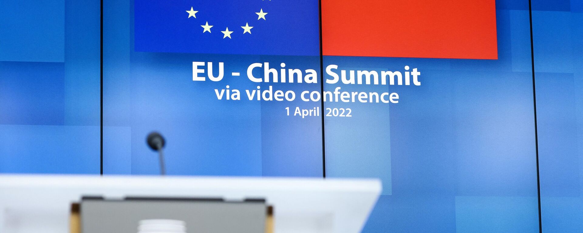 Esta foto tirada em 1º de abril de 2022 em Bruxelas mostra bandeiras da Europa e da China em uma sala de imprensa após uma cúpula virtual com o presidente da China - Sputnik Brasil, 1920, 31.03.2023