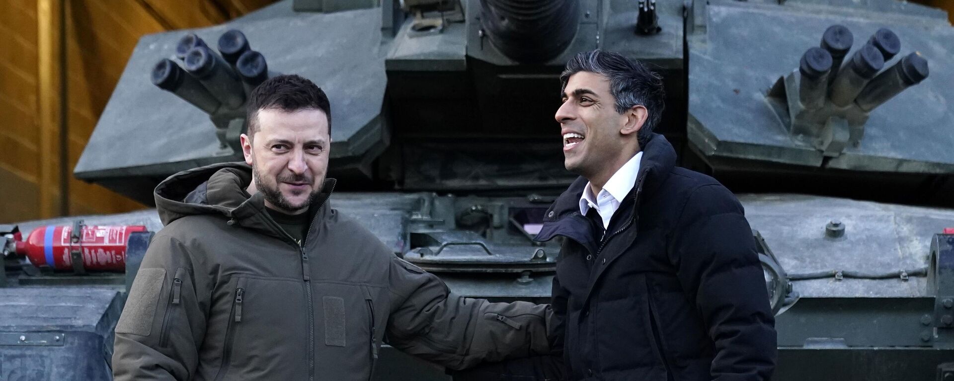 Primeiro-ministro britânico Rishi Sunak, à direita, e o presidente ucraniano Vladimir Zelensky encontram-se com tropas ucranianas treinadas para conduzir os tanques Challenger 2 em uma instalação militar em Lulworth, Dorset, Reino Unido, na quarta-feira, 8 de fevereiro de 2023. - Sputnik Brasil, 1920, 06.04.2023