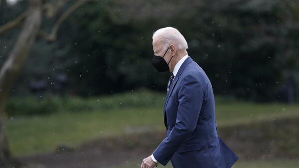 Presidente Joe Biden caminha no gramado sul da Casa Branca antes de embarcar no Marine One na sexta-feira, 28 de janeiro de 2022, em Washington. Biden está a caminho de Pittsburgh. - Sputnik Brasil