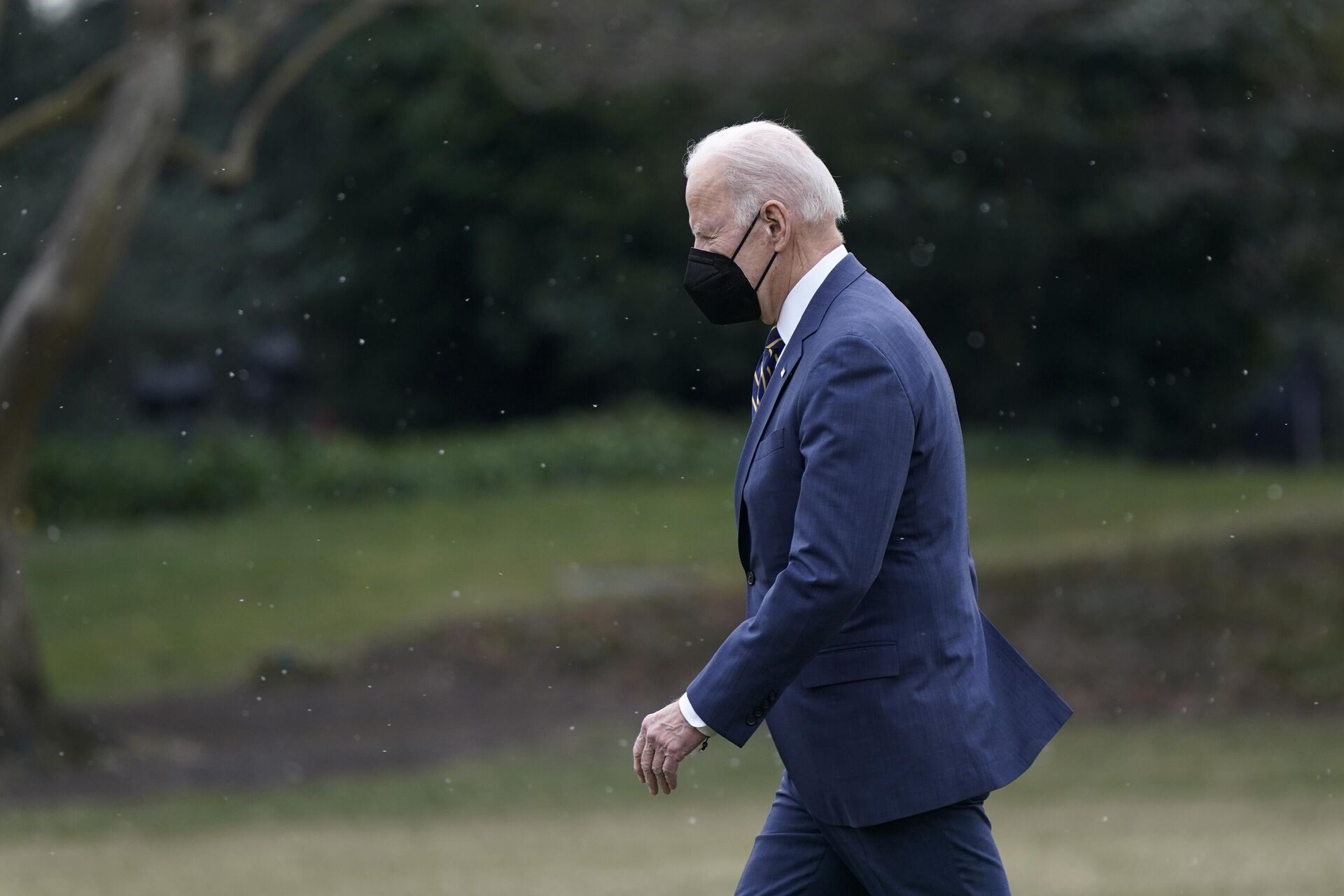 Presidente Joe Biden caminha no gramado sul da Casa Branca antes de embarcar no Marine One na sexta-feira, 28 de janeiro de 2022, em Washington. Biden está a caminho de Pittsburgh. - Sputnik Brasil, 1920, 31.03.2023