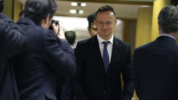 Ministro das Relações Exteriores da Hungria Peter Szijjarto, ao centro, chega para uma reunião de ministros das Relações Exteriores da UE no edifício do Conselho Europeu em Bruxelas na segunda-feira, 23 de janeiro de 2023. - Sputnik Brasil
