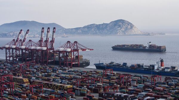 Navios porta-contêineres atracados no porto de Yangshan em Xangai, em 29 de março de 2018. - Sputnik Brasil
