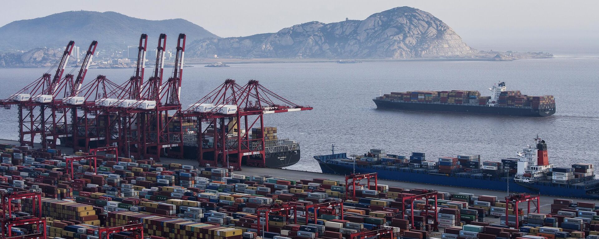 Navios porta-contêineres atracados no porto de Yangshan em Xangai, em 29 de março de 2018. - Sputnik Brasil, 1920, 07.08.2023