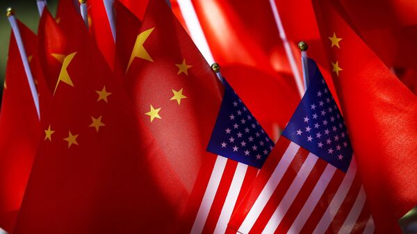 Bandeiras dos Estados Unidos e da China exibidas em um riquixá em Pequim em 16 de setembro de 2018. - Sputnik Brasil