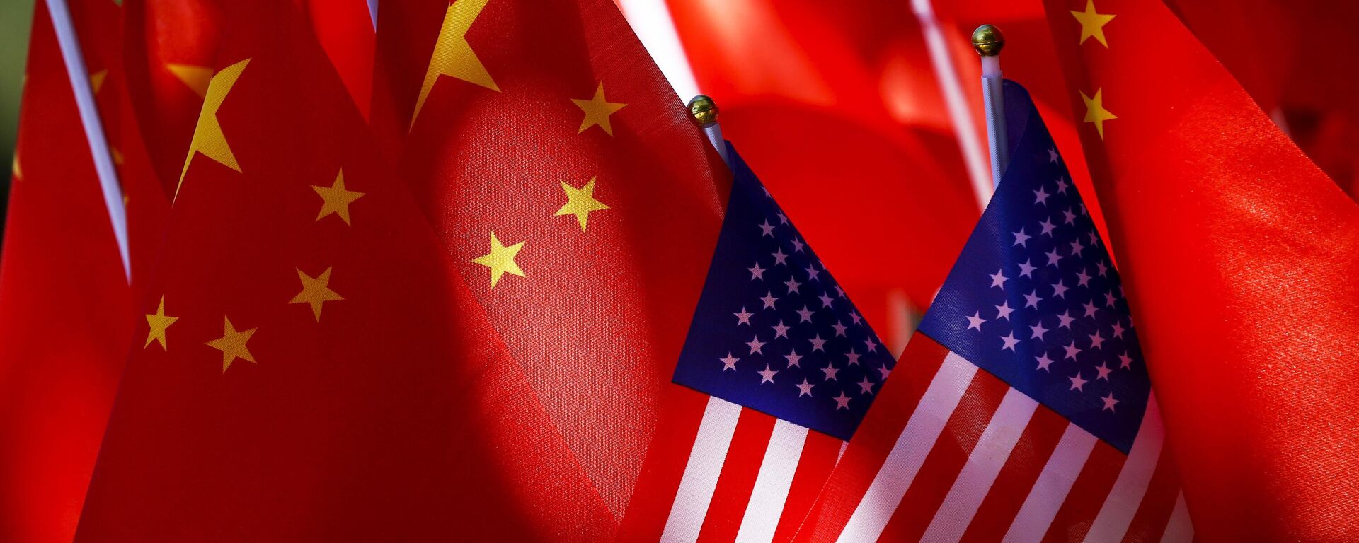 Bandeiras dos Estados Unidos e da China exibidas em um riquixá em Pequim em 16 de setembro de 2018. - Sputnik Brasil, 1920, 15.03.2023
