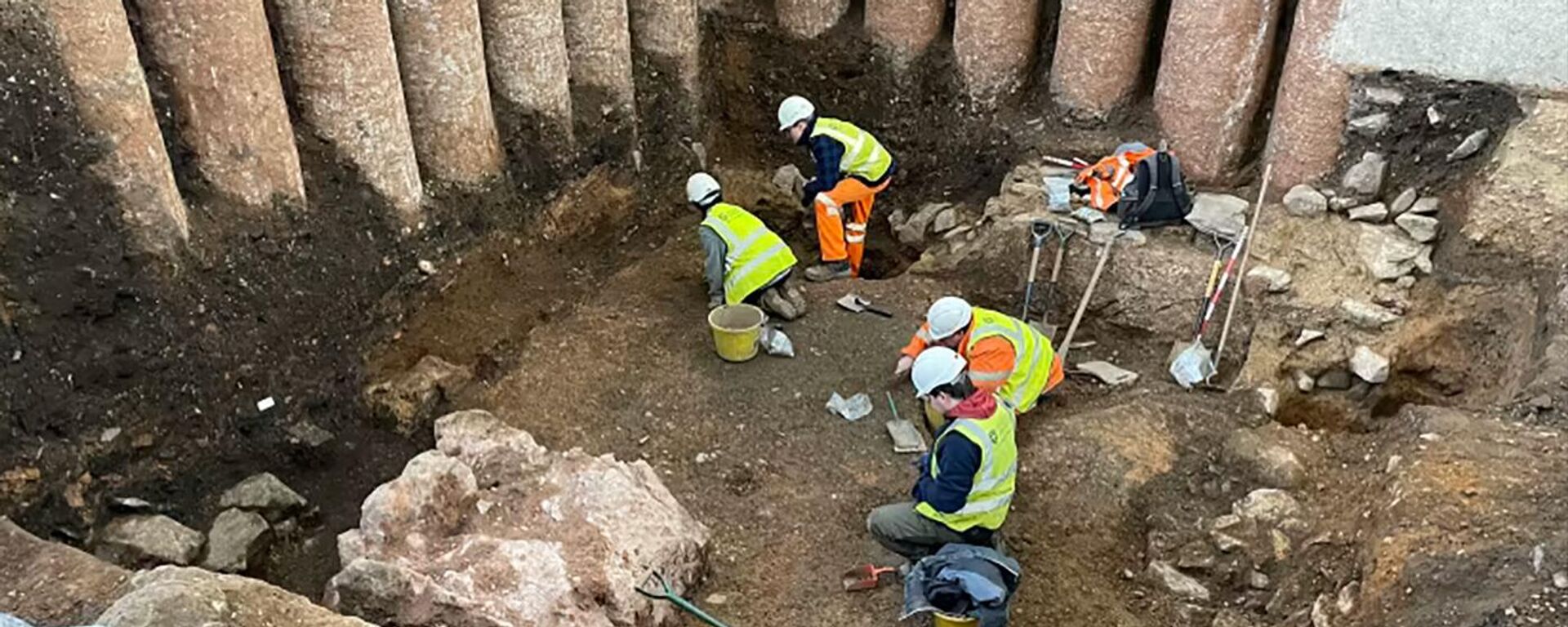 Uma equipe de arqueólogos descobriu o que acreditam ser um santuário romano enterrado sob um antigo cemitério próximo da Catedral de Leicester - Sputnik Brasil, 1920, 07.03.2023