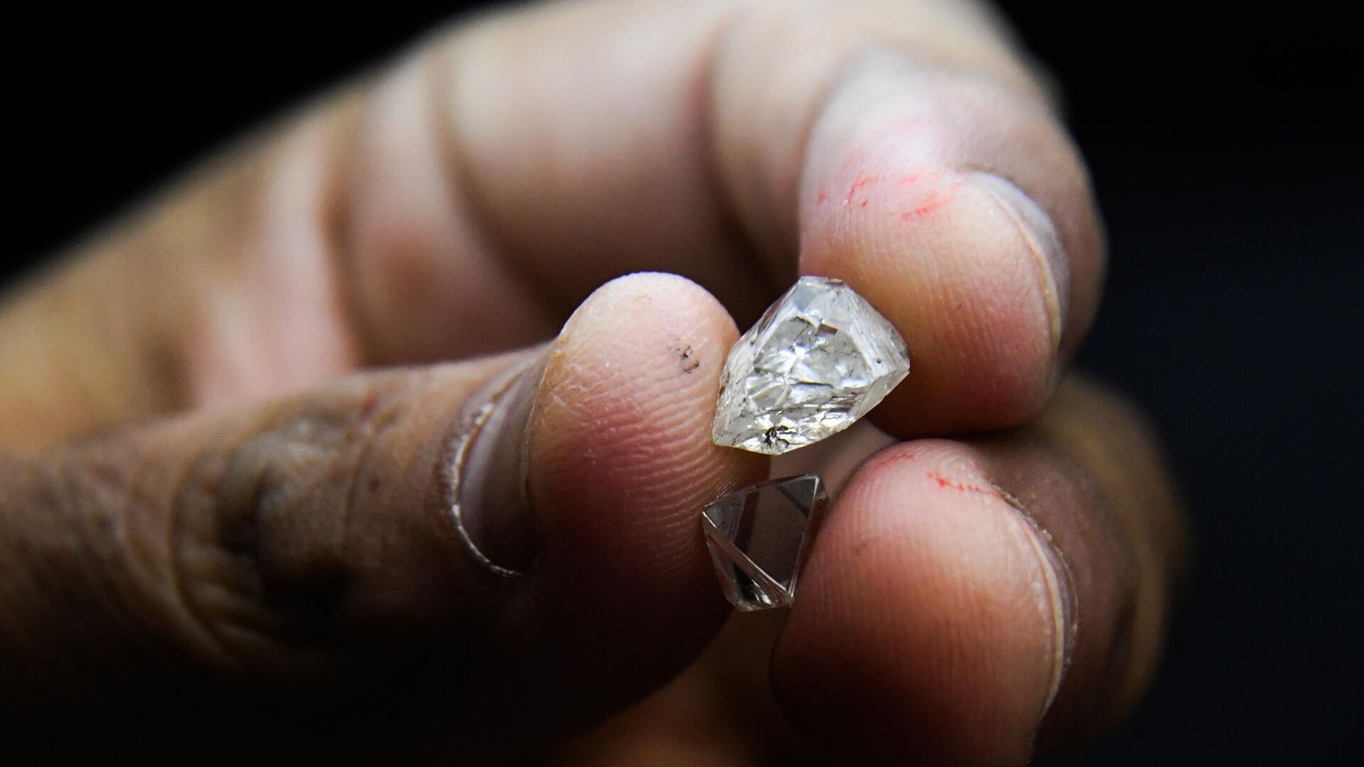 Um funcionário corta e poli um diamante na planta de lapidação de diamantes M Suresh Vladivostok, em Vladivostok, na Rússia - Sputnik Brasil, 1920, 09.11.2023