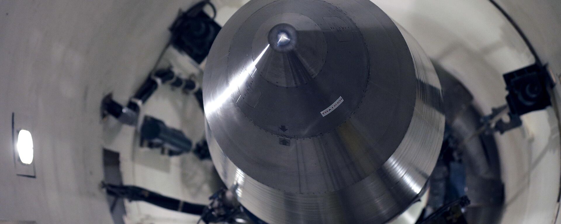 Míssil Minuteman III inerte é visto em um tubo de lançamento de treinamento na Base da Força Aérea Minot, N.D., 25 de junho de 2014. - Sputnik Brasil, 1920, 06.09.2023